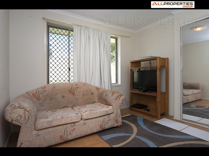 83 Middle Rd, Hillcrest QLD 4118