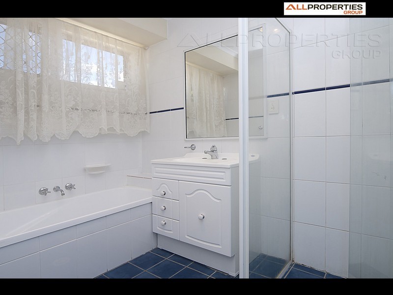 83 Middle Rd, Hillcrest QLD 4118