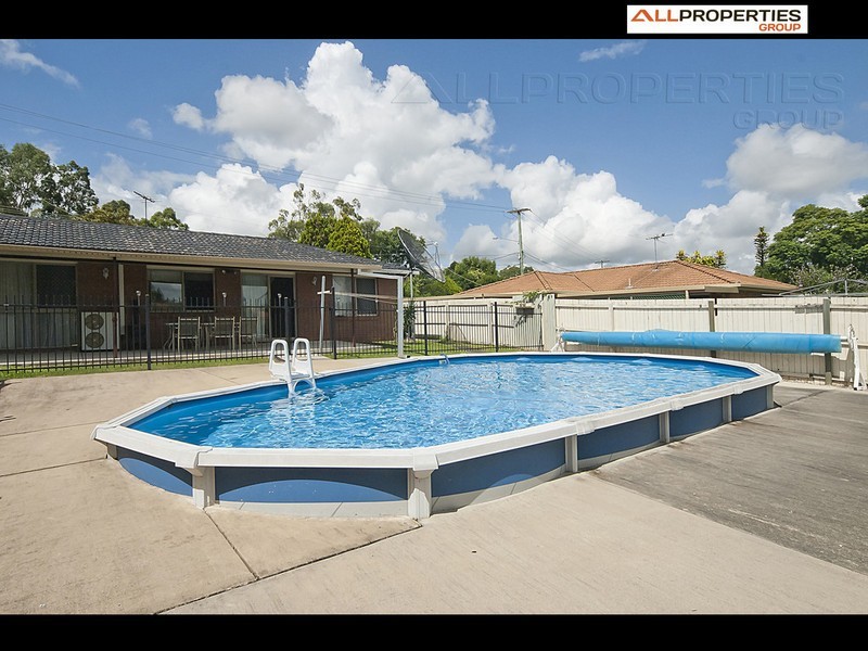 83 Middle Rd, Hillcrest QLD 4118