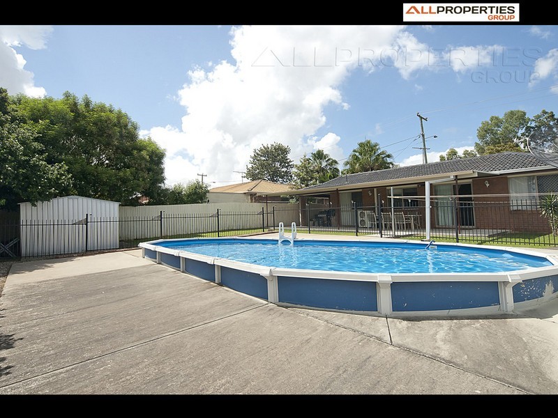 83 Middle Rd, Hillcrest QLD 4118