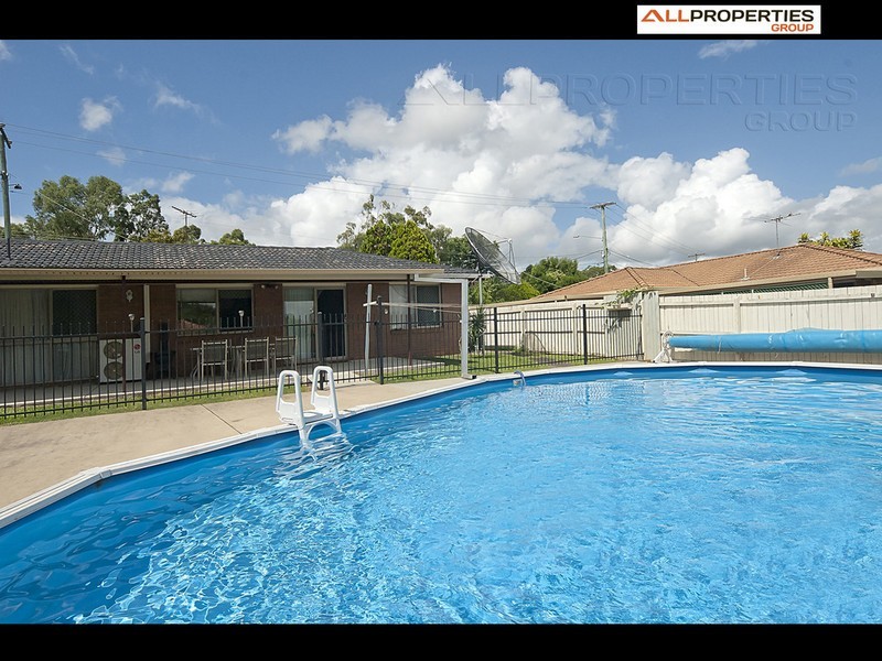 83 Middle Rd, Hillcrest QLD 4118
