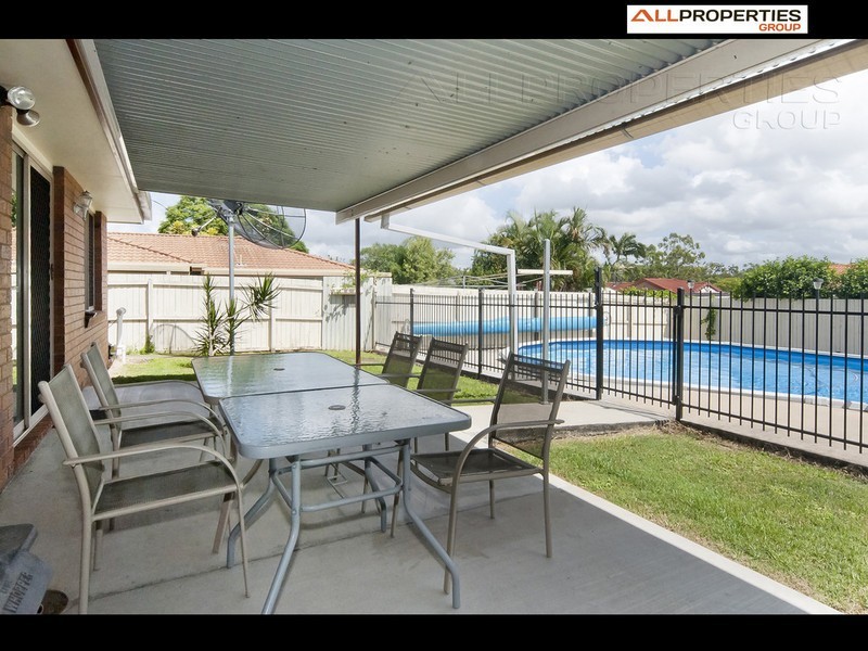 83 Middle Rd, Hillcrest QLD 4118