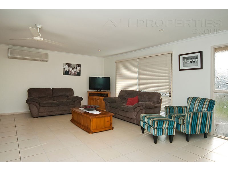 8 Yeomans Place, Mount Warren Park QLD 4207