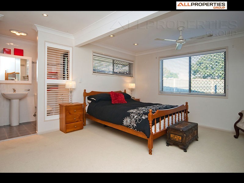 8 Yeomans Place, Mount Warren Park QLD 4207