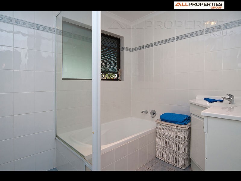 8 Yeomans Place, Mount Warren Park QLD 4207