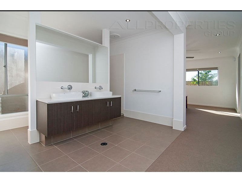 25 Sandalwood St, Heathwood QLD 4110