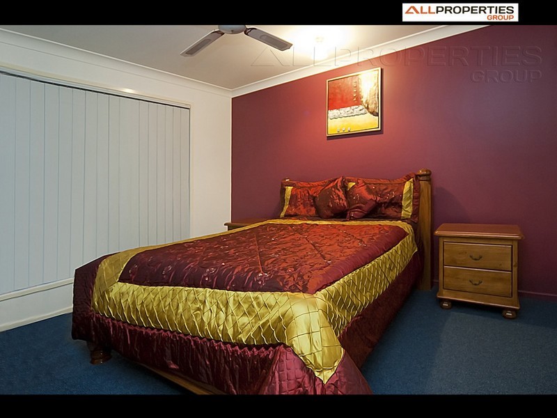 4 Hill End Ave, Hillcrest QLD 4118