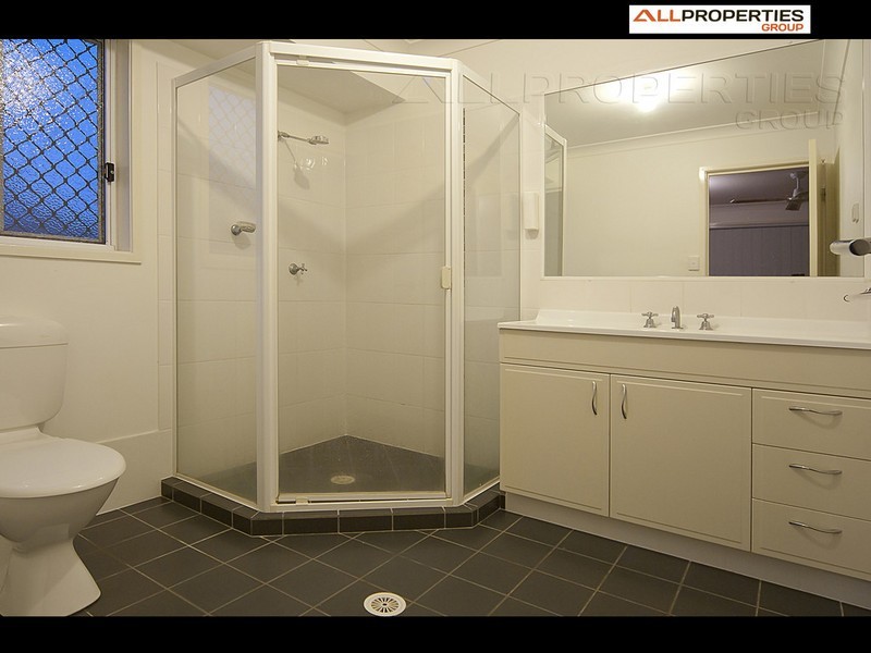 4 Hill End Ave, Hillcrest QLD 4118
