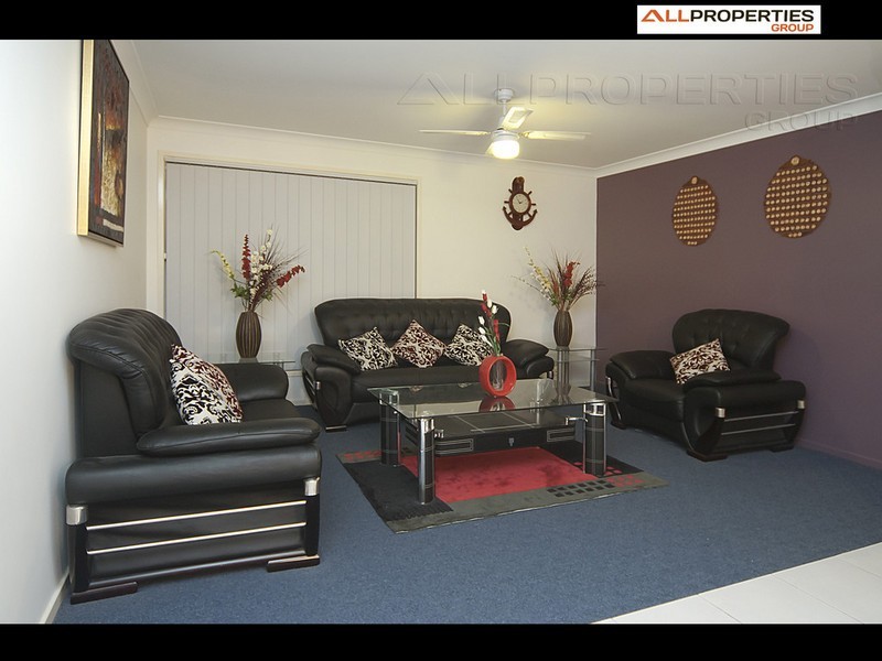 4 Hill End Ave, Hillcrest QLD 4118