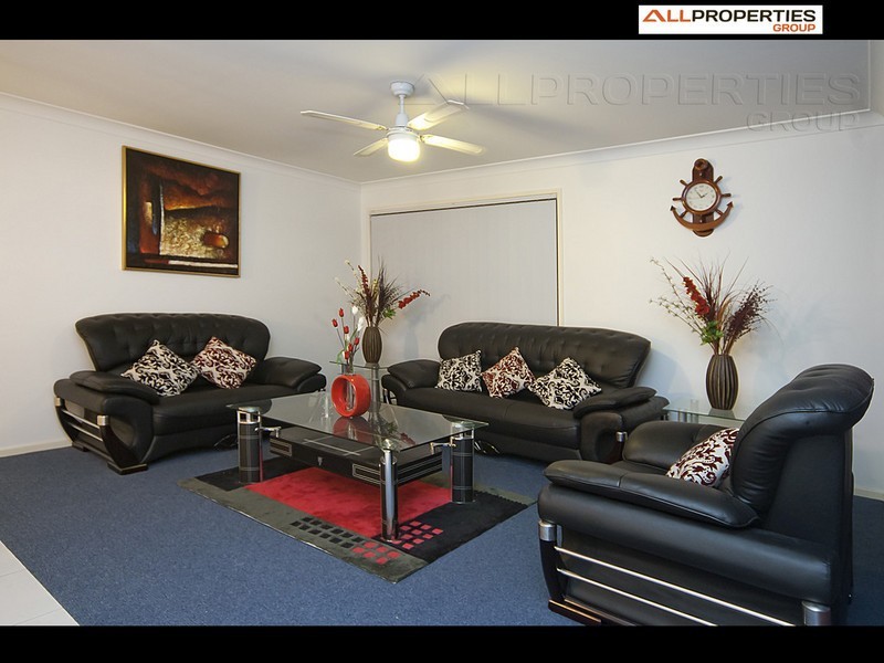 4 Hill End Ave, Hillcrest QLD 4118