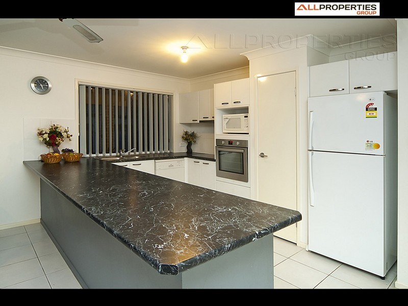 4 Hill End Ave, Hillcrest QLD 4118