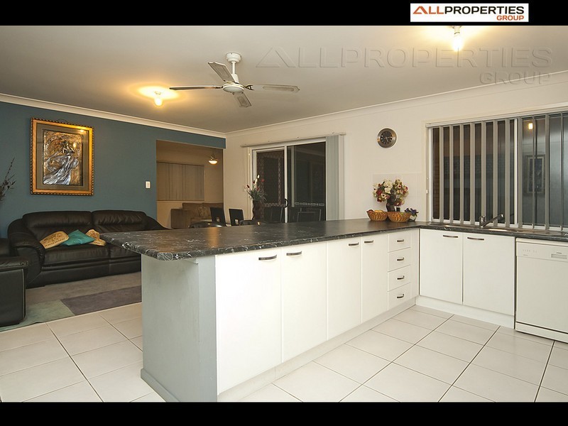 4 Hill End Ave, Hillcrest QLD 4118