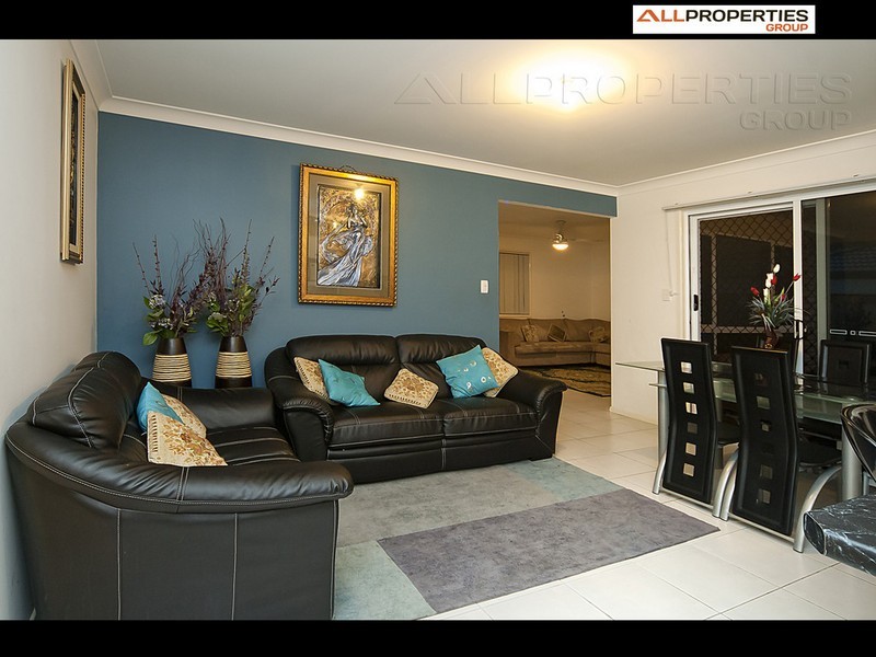 4 Hill End Ave, Hillcrest QLD 4118
