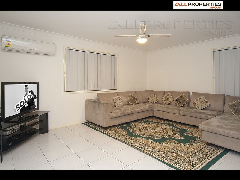 4 Hill End Ave, Hillcrest QLD 4118