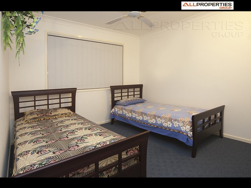 4 Hill End Ave, Hillcrest QLD 4118