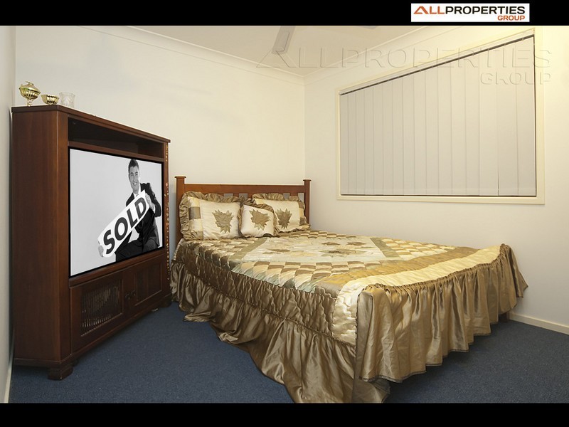 4 Hill End Ave, Hillcrest QLD 4118