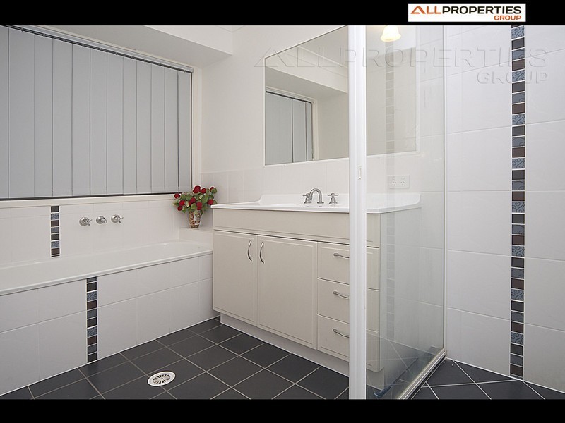 4 Hill End Ave, Hillcrest QLD 4118