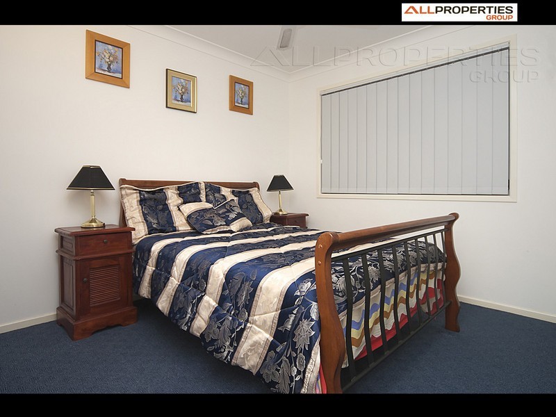 4 Hill End Ave, Hillcrest QLD 4118