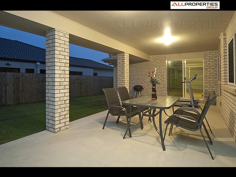 4 Hill End Ave, Hillcrest QLD 4118