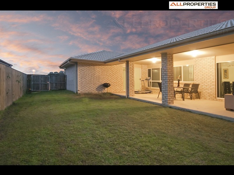 4 Hill End Ave, Hillcrest QLD 4118