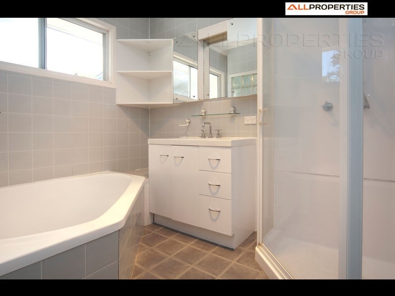 9 KINGSTON CT, Kingston QLD 4114