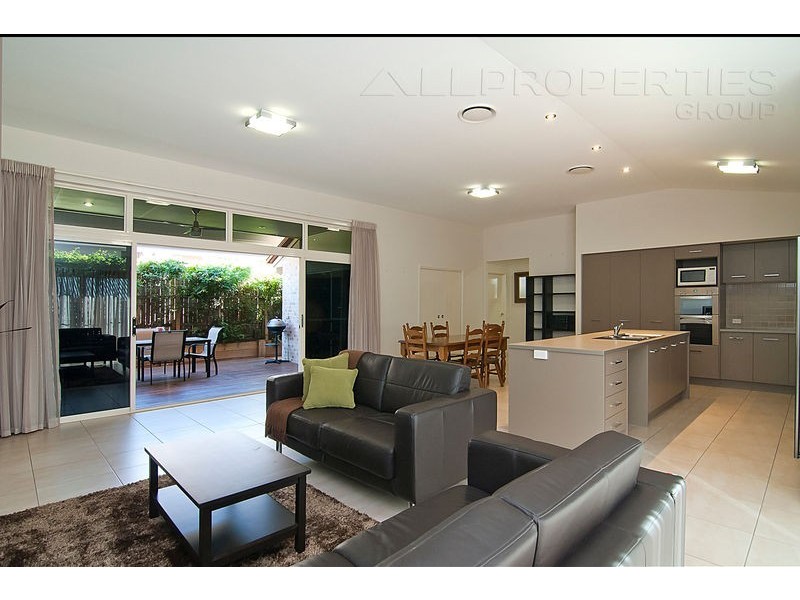 15 Rowan St, Heathwood QLD 4110