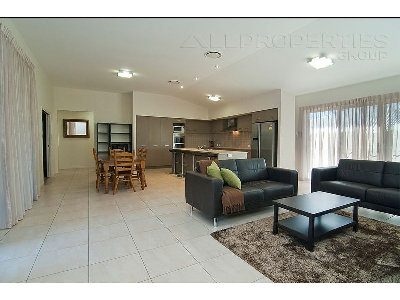 15 Rowan St, Heathwood QLD 4110