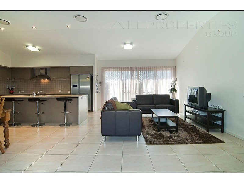 15 Rowan St, Heathwood QLD 4110