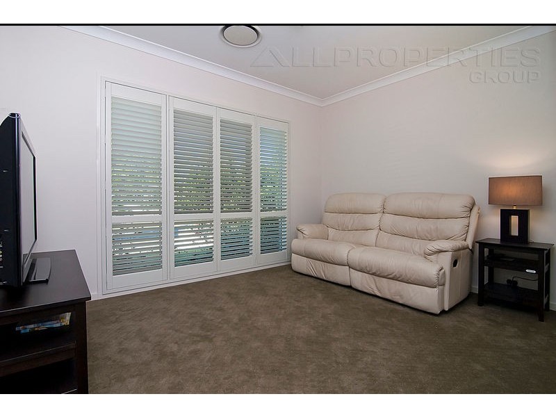 15 Rowan St, Heathwood QLD 4110