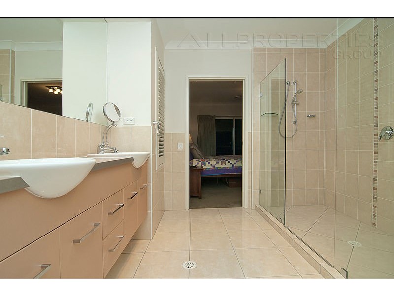 15 Rowan St, Heathwood QLD 4110