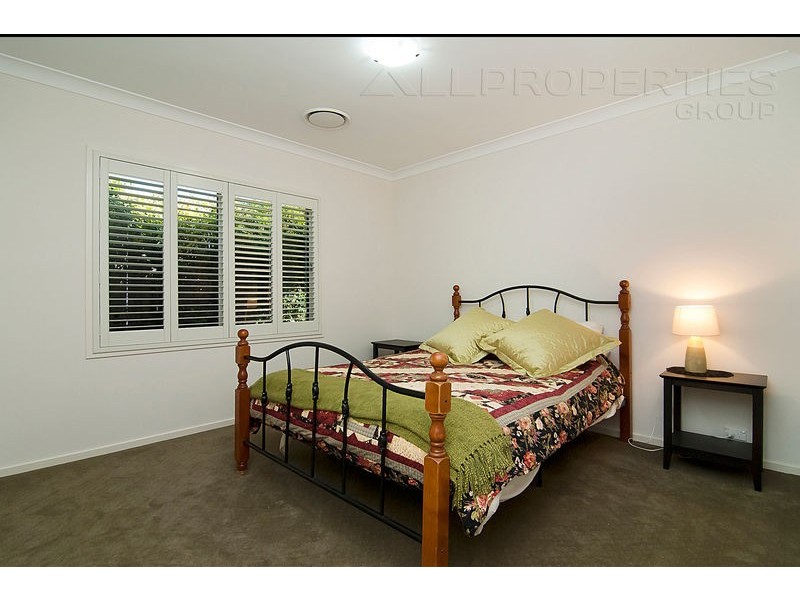 15 Rowan St, Heathwood QLD 4110