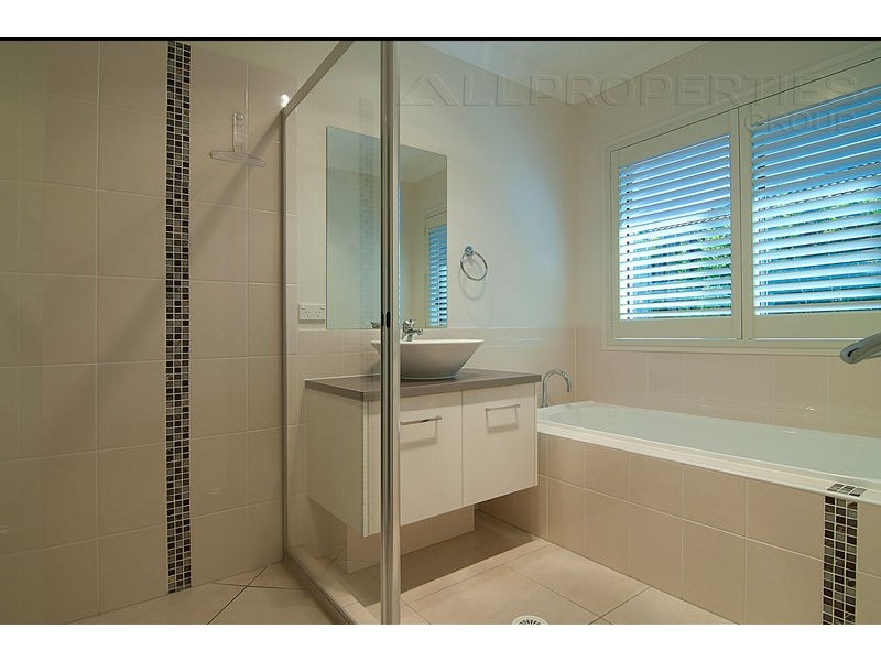 15 Rowan St, Heathwood QLD 4110