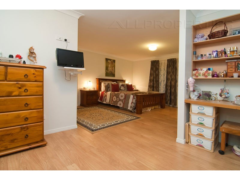 16 HAYLETT RISE, Regents Park QLD 4118