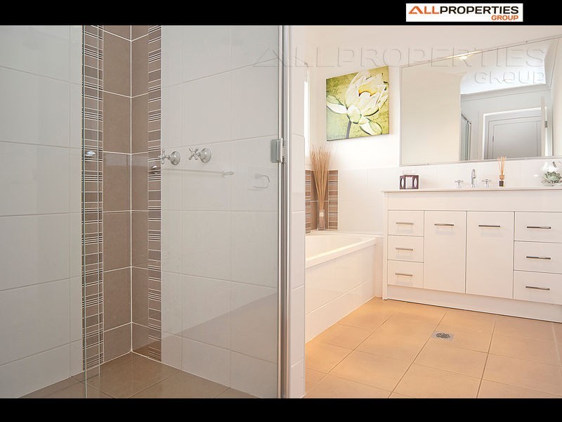 25 Lakes Entrance Drive, Springfield Lakes QLD 4300