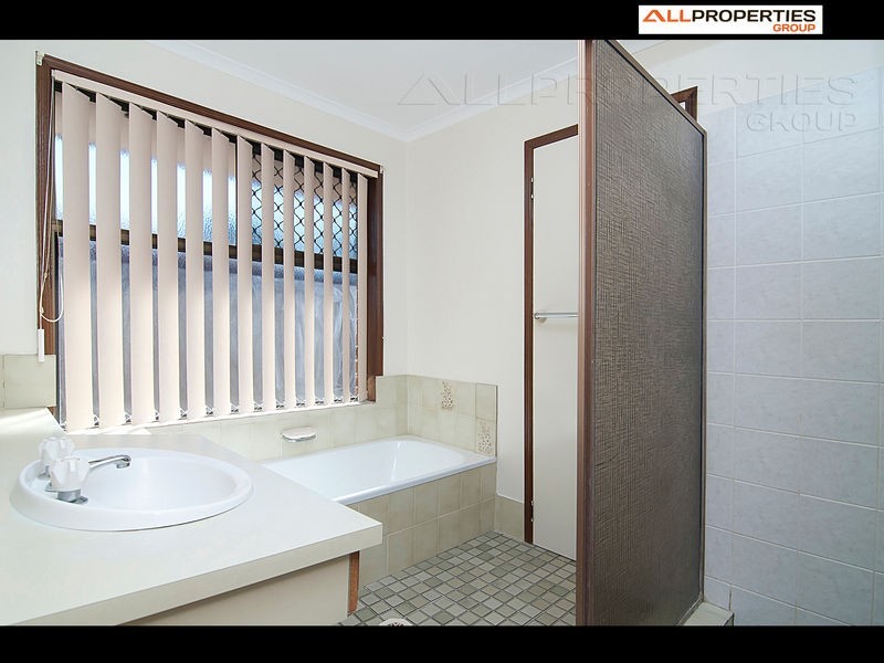 24 Enford St, Hillcrest QLD 4118