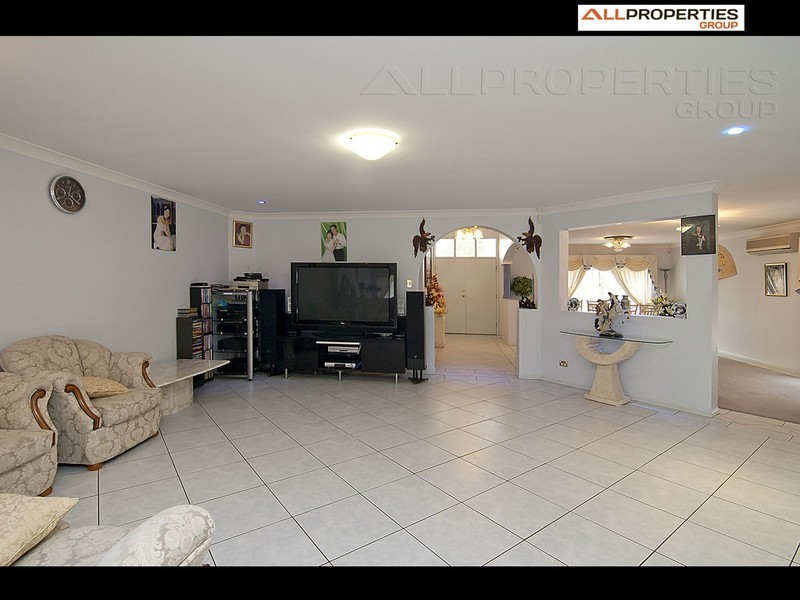 25 Leyburn Cr, Forest Lake QLD 4078