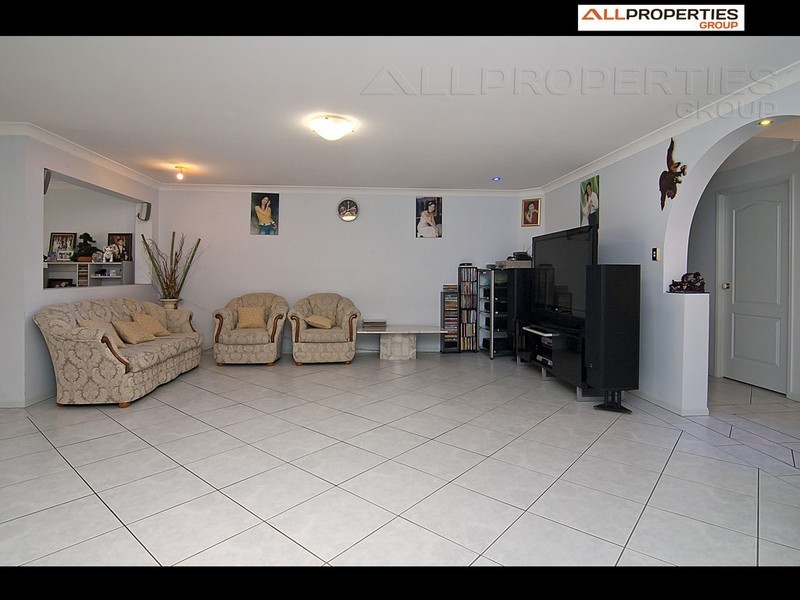 25 Leyburn Cr, Forest Lake QLD 4078