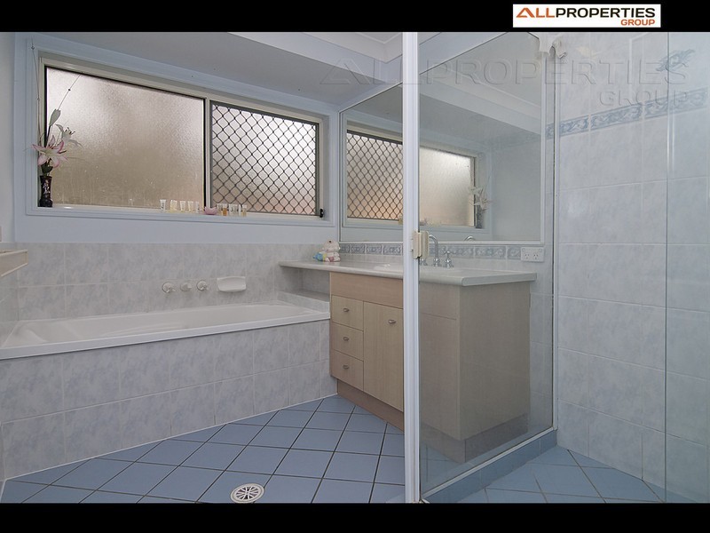 25 Leyburn Cr, Forest Lake QLD 4078