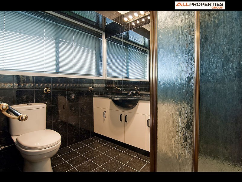 54 CONIFER, Hillcrest QLD 4118