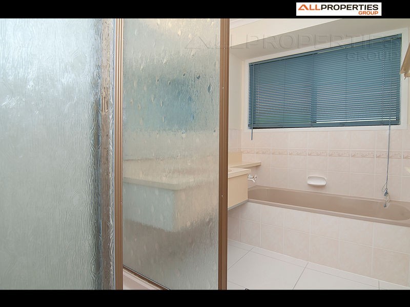 54 CONIFER, Hillcrest QLD 4118