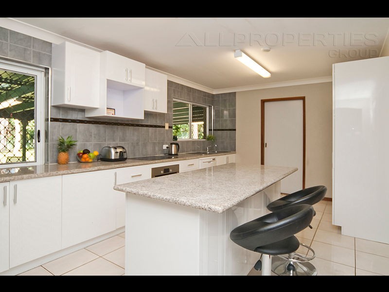 64 Scribner Av, Forestdale QLD 4118