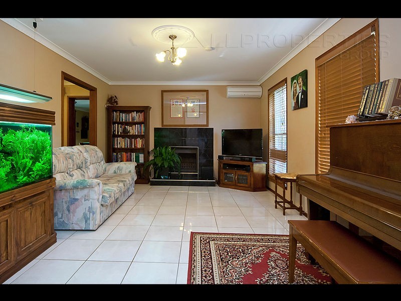 64 Scribner Av, Forestdale QLD 4118