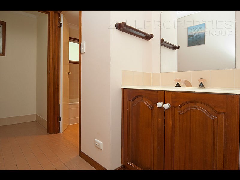 64 Scribner Av, Forestdale QLD 4118