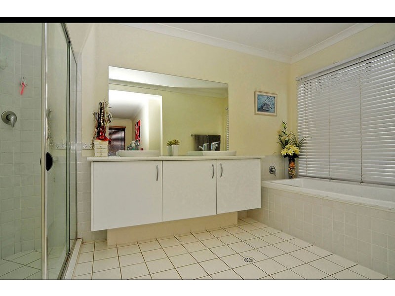 19 Hinchinbrook Cct, Forest Lake QLD 4078