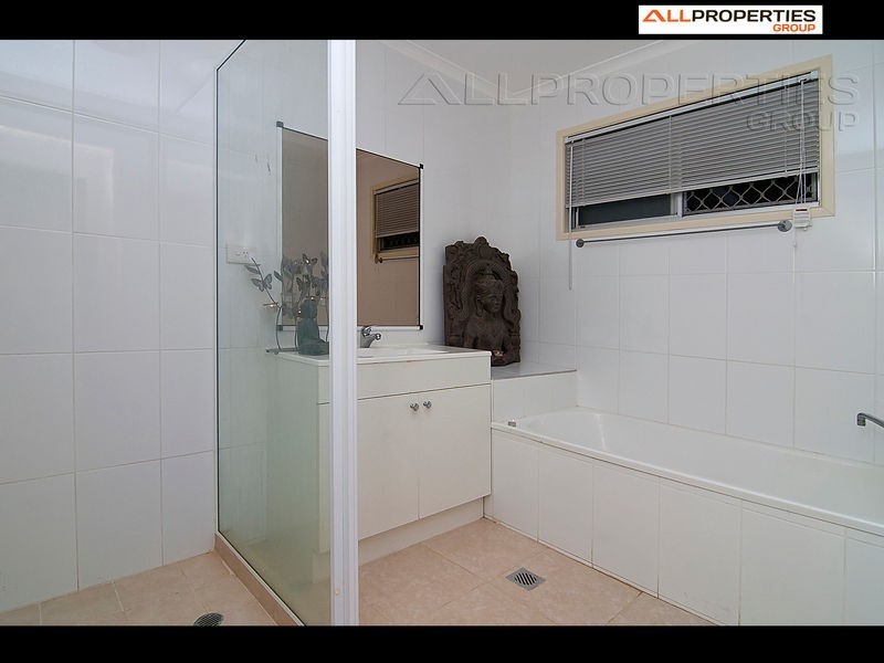 2 OWENS CRESCENT, Regents Park QLD 4118