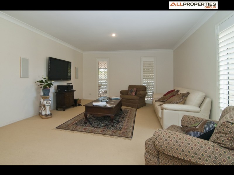 4 Winnecke Cl, Forest Lake QLD 4078