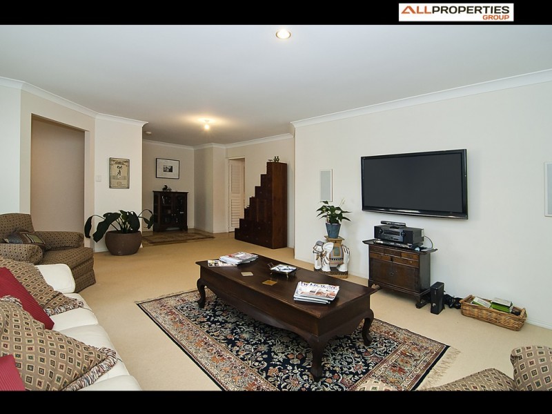 4 Winnecke Cl, Forest Lake QLD 4078