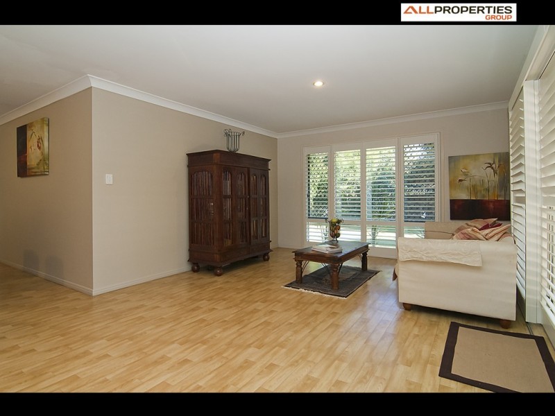 4 Winnecke Cl, Forest Lake QLD 4078