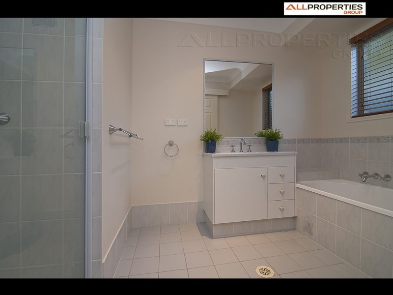 30 Solandra Circuit, Regents Park QLD 4118