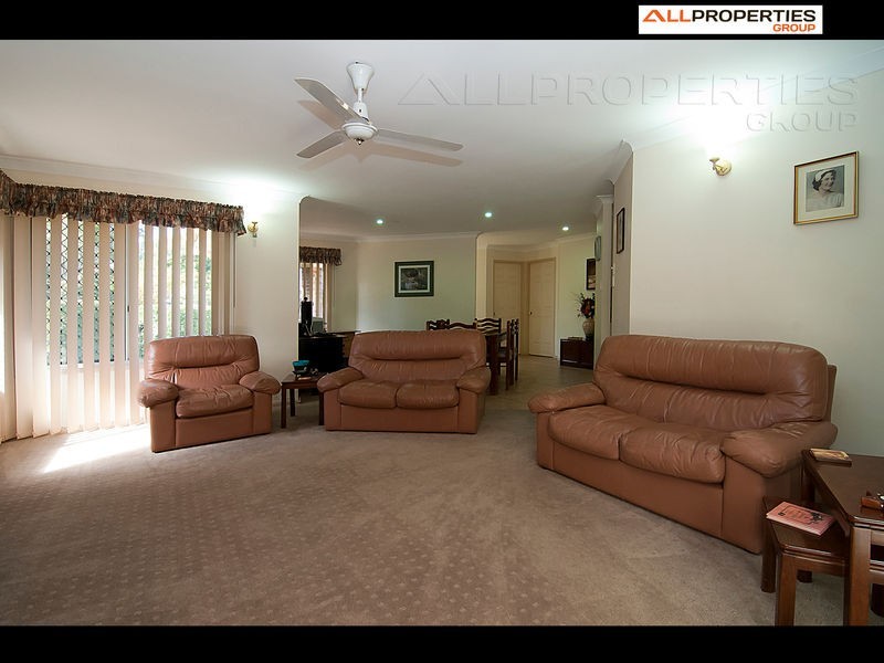 8 VIROSA CT, Regents Park QLD 4118